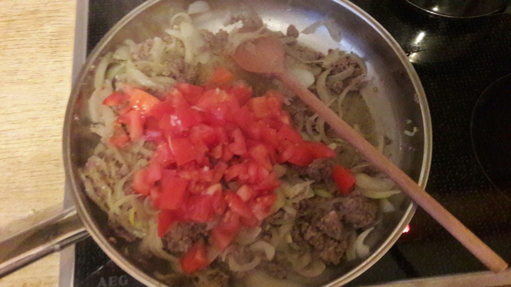 Zwiebel-Hackfleisch-Tomaten-Mischung